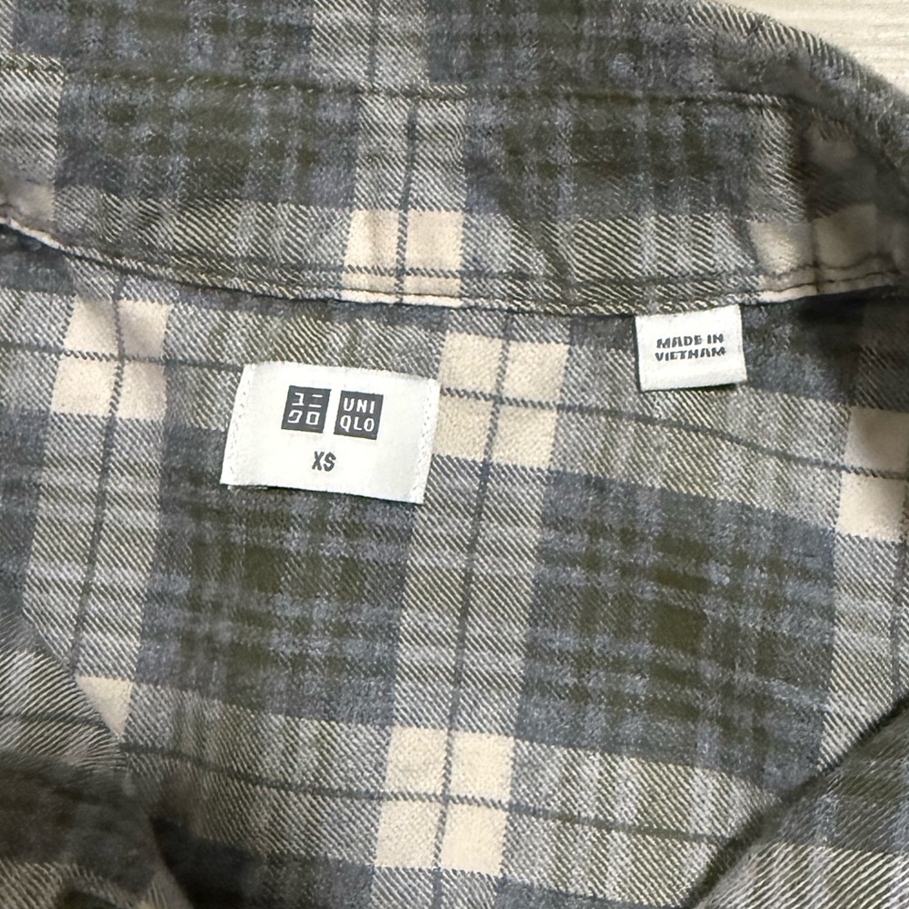 ✨Uniqlo Green Plaid Button Down Shirt - Picture 6 of 9